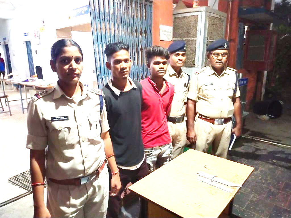 दो आरोपियों से चाकू बरामद दो आरोपियों से चाकू बरामद