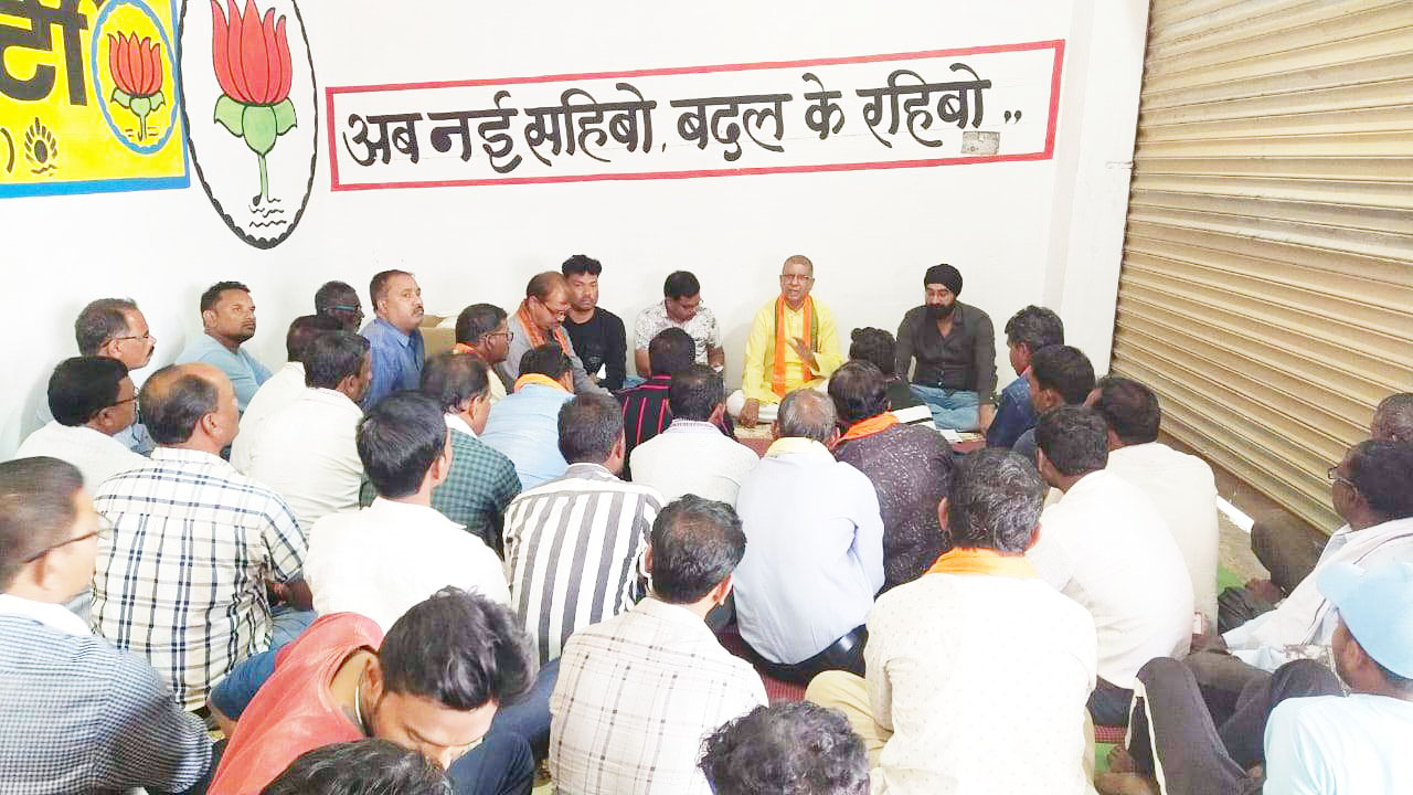 चुनाव संचालक कोमल ने बैठक लेकर बांटी जिम्मेदारी चुनाव संचालक कोमल ने बैठक लेकर बांटी जिम्मेदारी