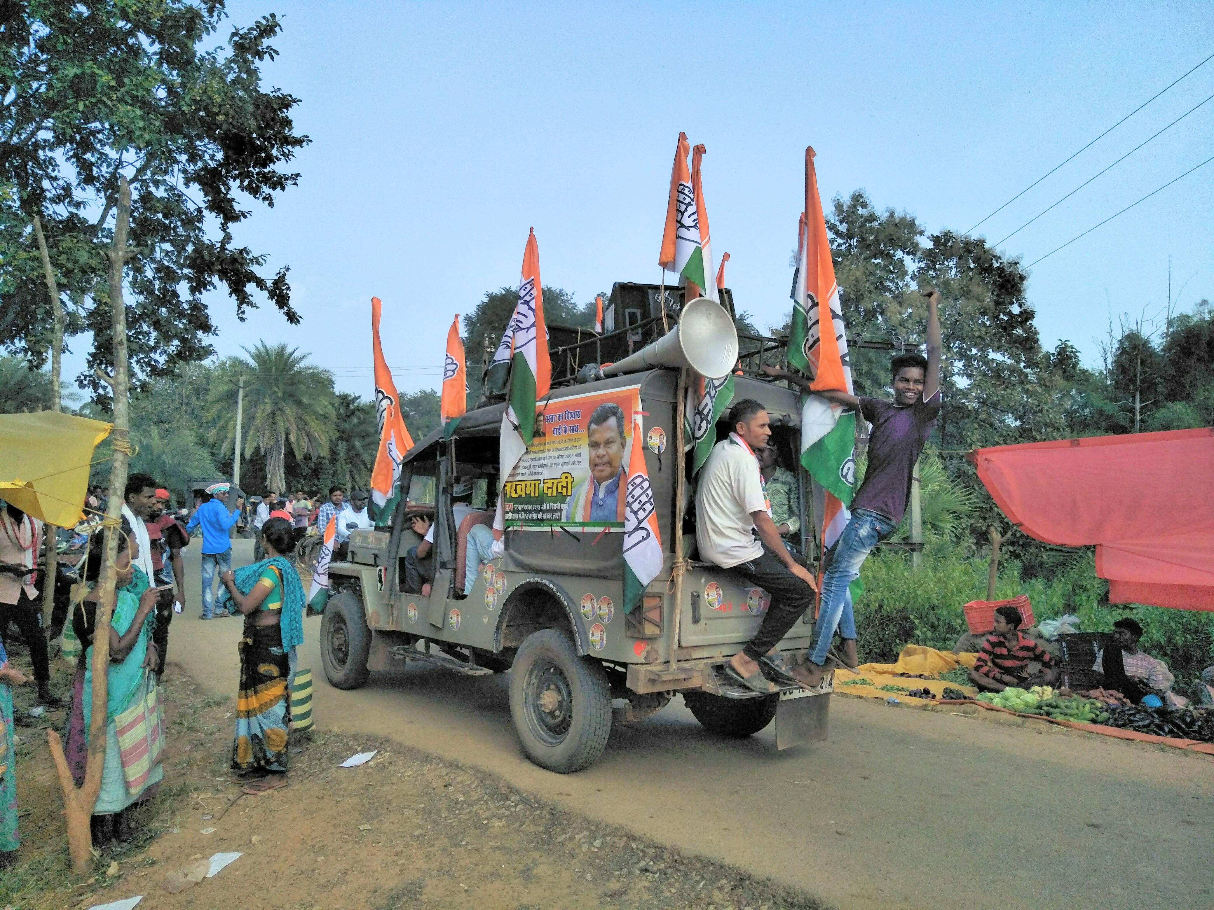 बाजारों में चढ़ा चुनावी रंग 