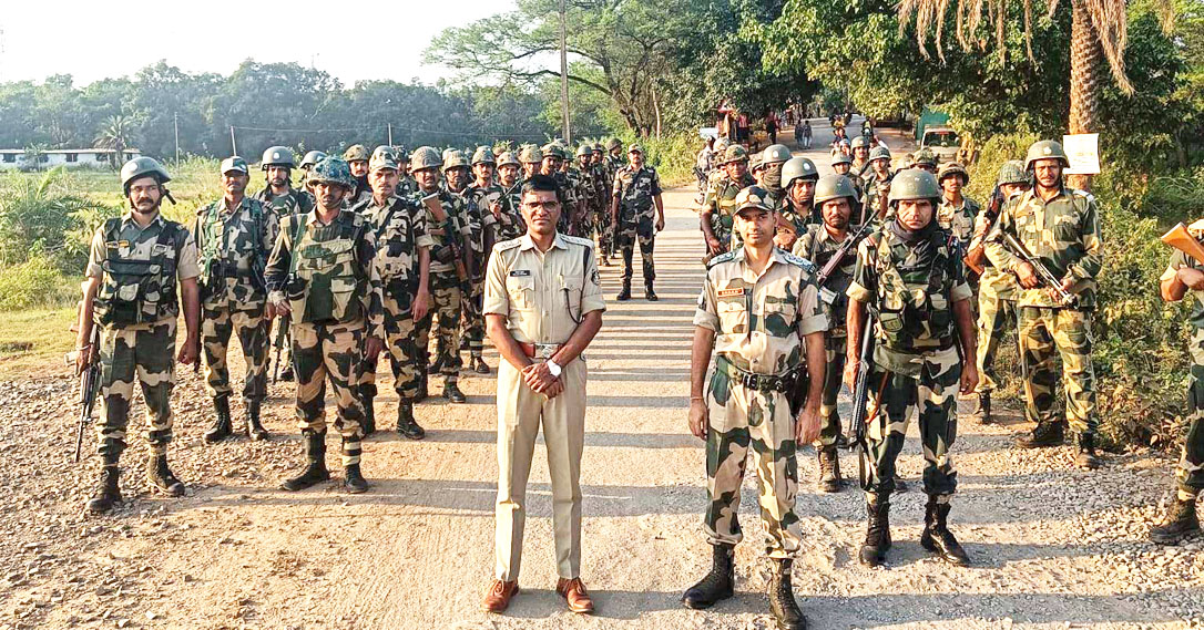 अलर्ट मोड पर बस्तर पुलिस, शहर में फ्लैग मार्च अलर्ट मोड पर बस्तर पुलिस, शहर में फ्लैग मार्च