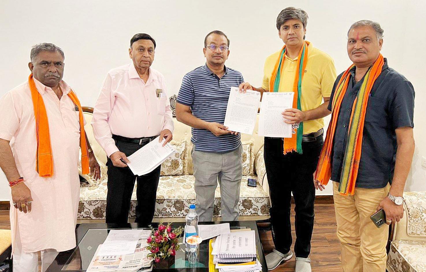 चुनाव आयोग से नांदगांव में हिंसा पर रोक लगाने चुनाव पर्यवेक्षक से मिले भाजपा नेता चुनाव आयोग से नांदगांव में हिंसा पर रोक लगाने चुनाव पर्यवेक्षक से मिले भाजपा नेता