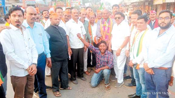 धनीराम धीवर की नामांकन रैली, भरा पर्चा