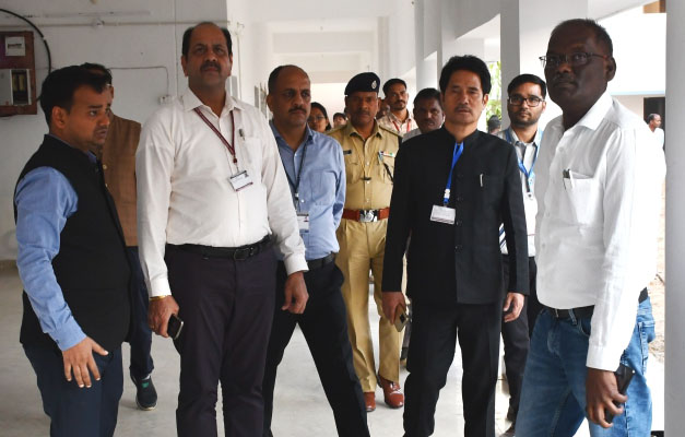 प्रेक्षकों ने किया स्ट्रांग रूम का अवलोकन