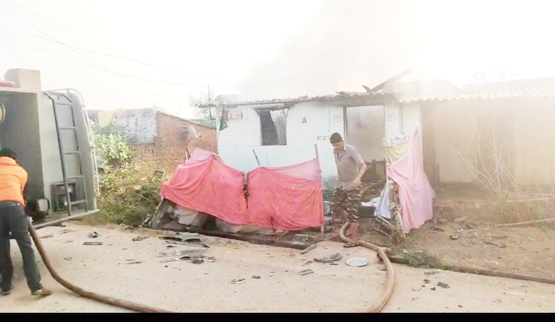 चाय बनाते गैस सिलेंडर फटा