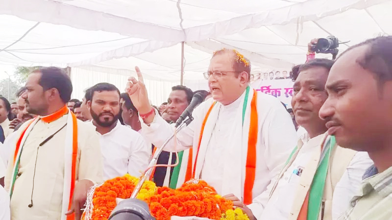 श्यामाचरण की प्रतिमा पर माल्र्यापण कर अमितेश नामांकन भरने पहुंचे श्यामाचरण की प्रतिमा पर माल्र्यापण कर अमितेश नामांकन भरने पहुंचे