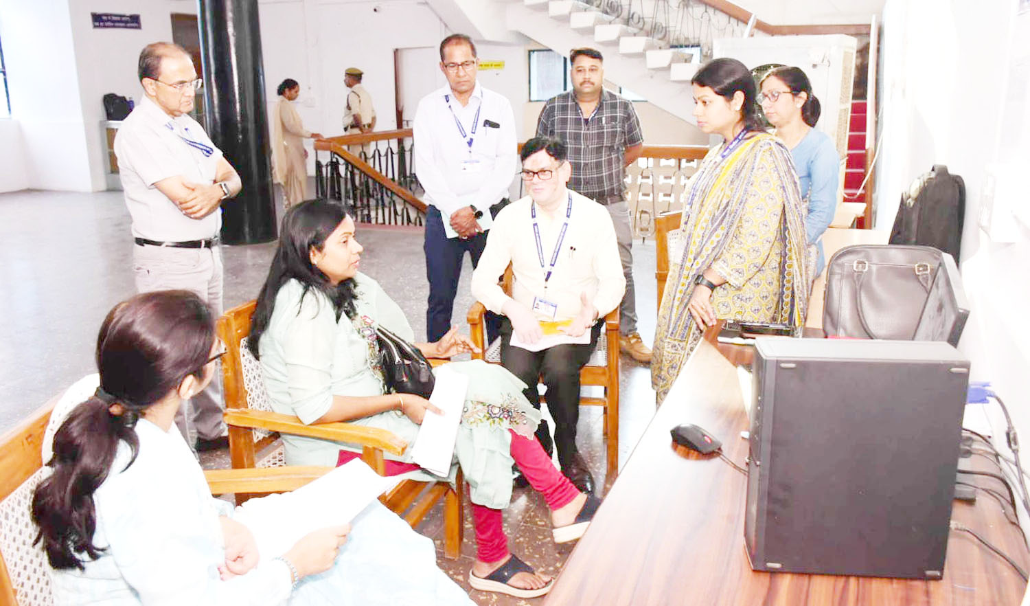 व्यय प्रेक्षकों ने सी-विजिल व कंट्रोल रूम का किया अवलोकन व्यय प्रेक्षकों ने सी-विजिल व कंट्रोल रूम का किया अवलोकन