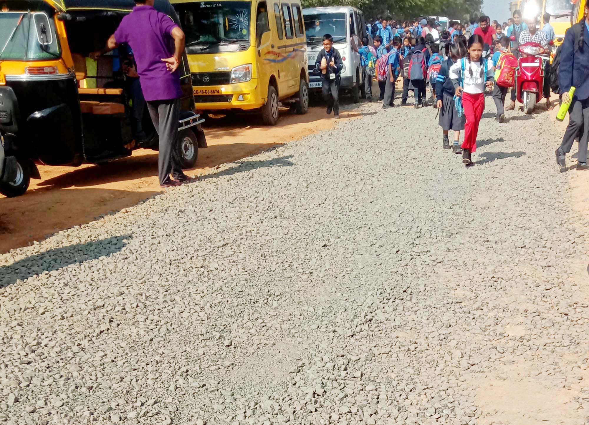 गिट्टी और मिट्टी पाटकर सडक़ बनाना भूला ठेकेदार