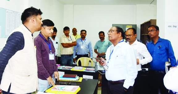 प्रेक्षक ने लिया चुनाव कार्यालय का जायजा 