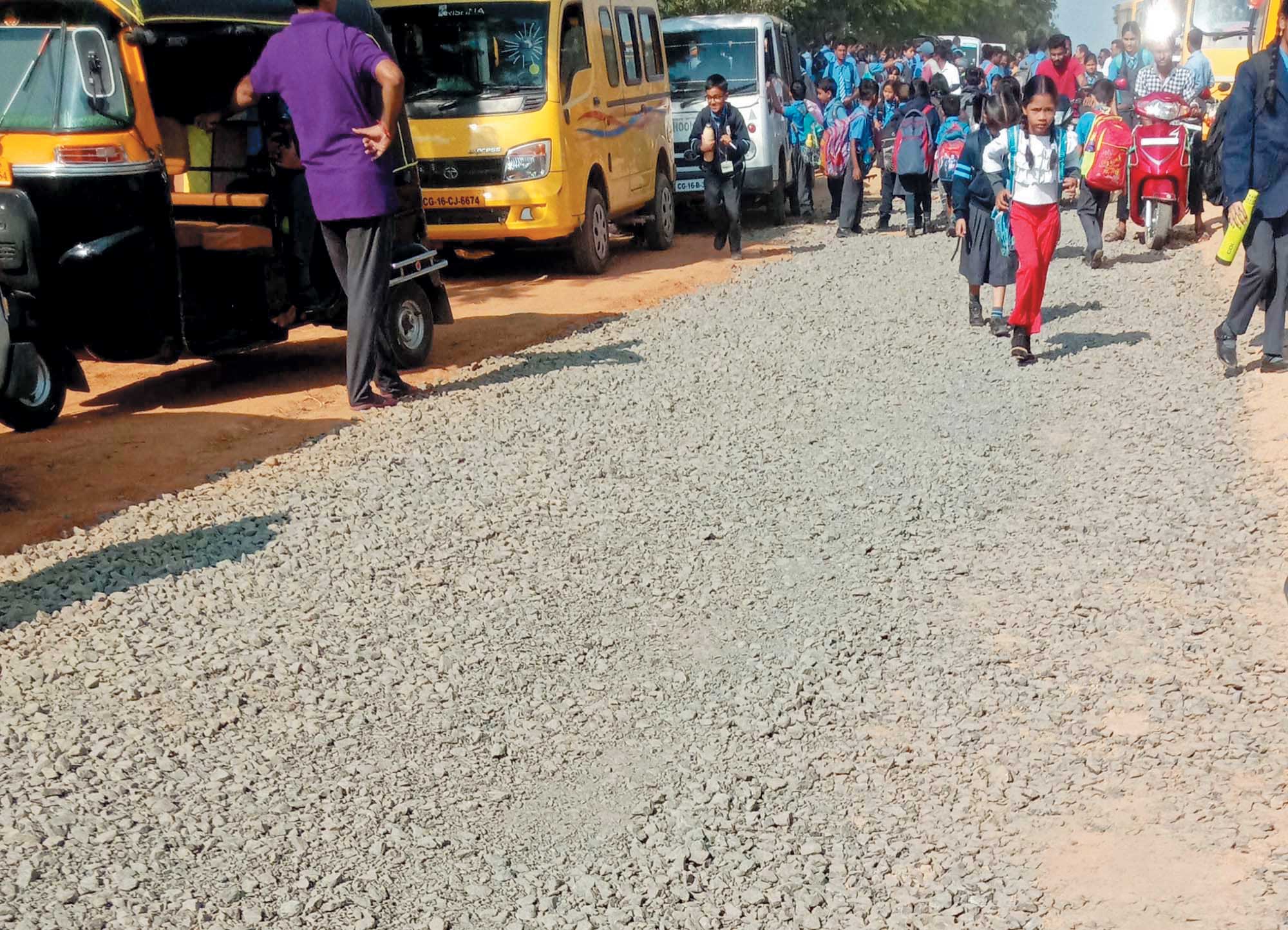 गिट्टी और मिट्टी पाटकर सडक़ बनाना भूला ठेकेदार