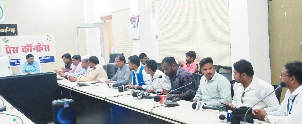 प्रेस और राजनीतिक दलों की बैठक, मतदान केंद्रों के परिवर्तन की दी जानकारी