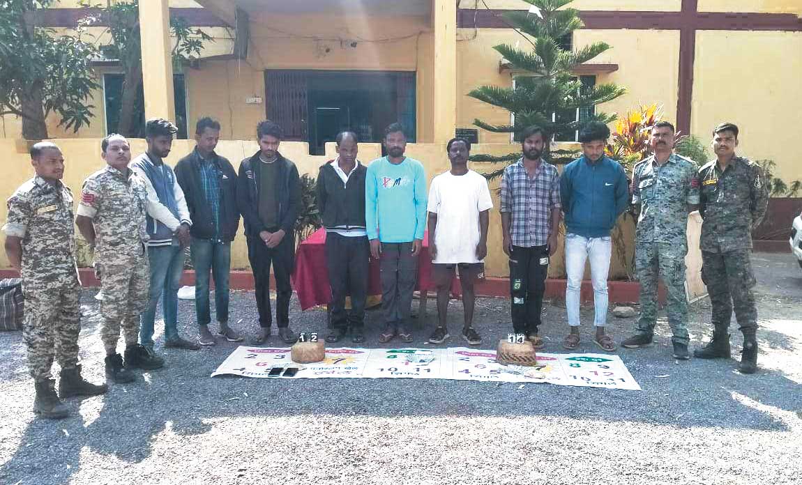  अलग-अलग जगहों में दबिश, 8 जुआरी पकड़ाए, नगदी जब्त