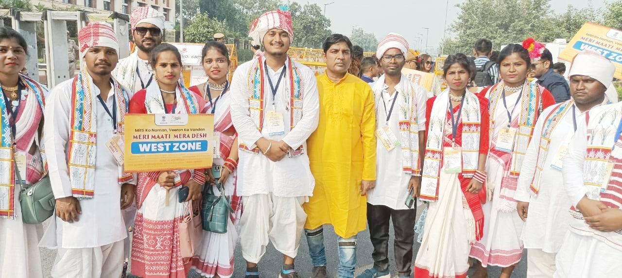 पारंपरिक वेशभूषा में नेयुके ने दिल्ली में मेरी माटी मेरा देश कार्यक्रम में लिया हिस्सा