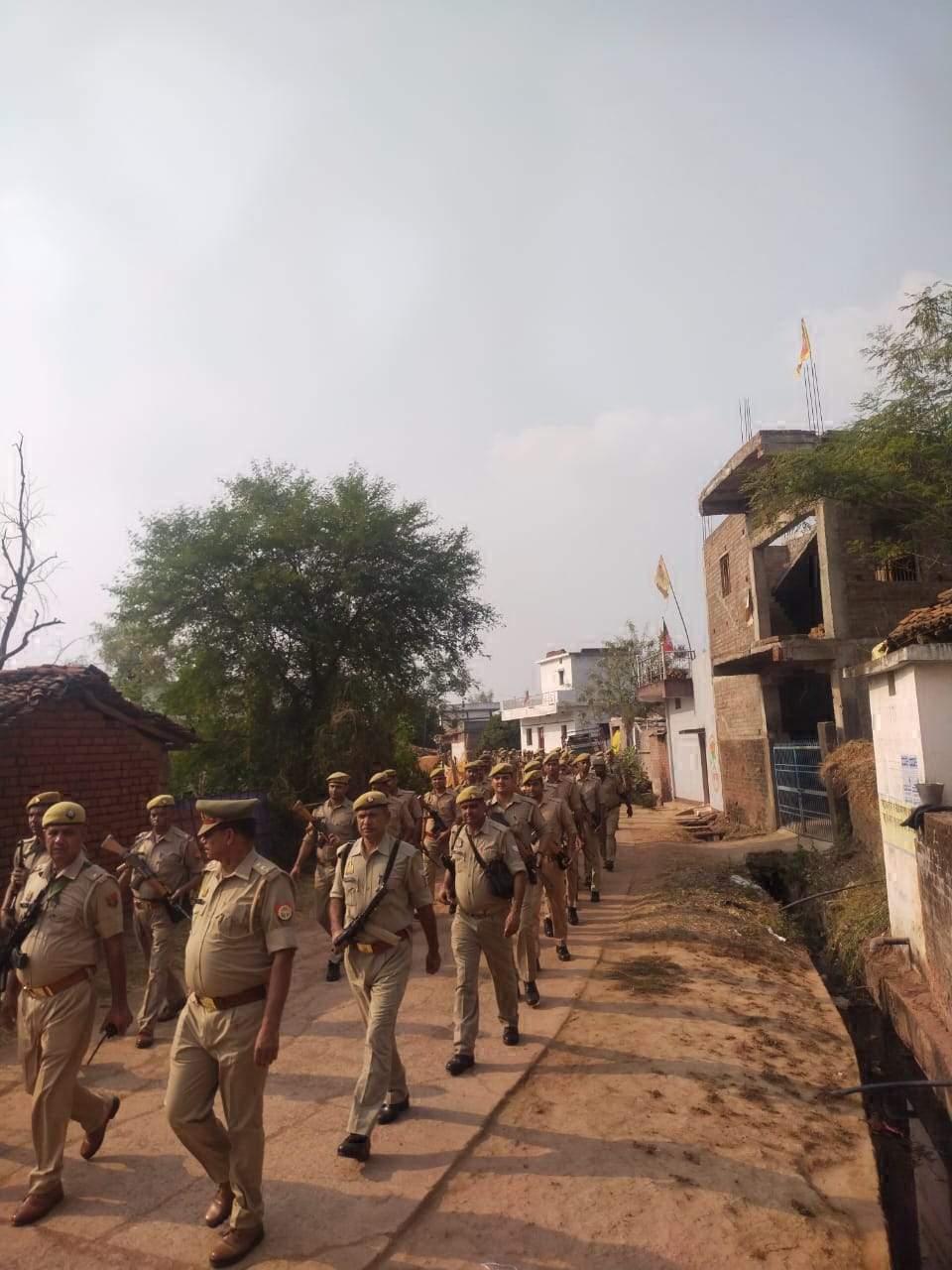 ग्रामीण इलाकों में फ्लैग मार्च ग्रामीण इलाकों में फ्लैग मार्च