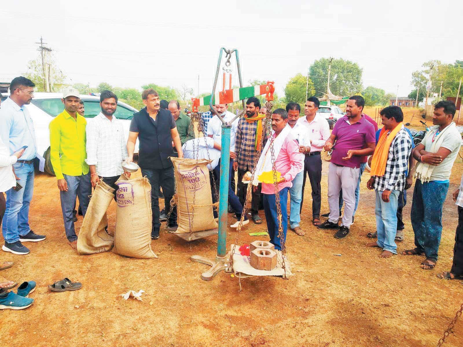 कलेक्टर ने किसानों का धान तौलकर किया खरीदी का शुभारंभ