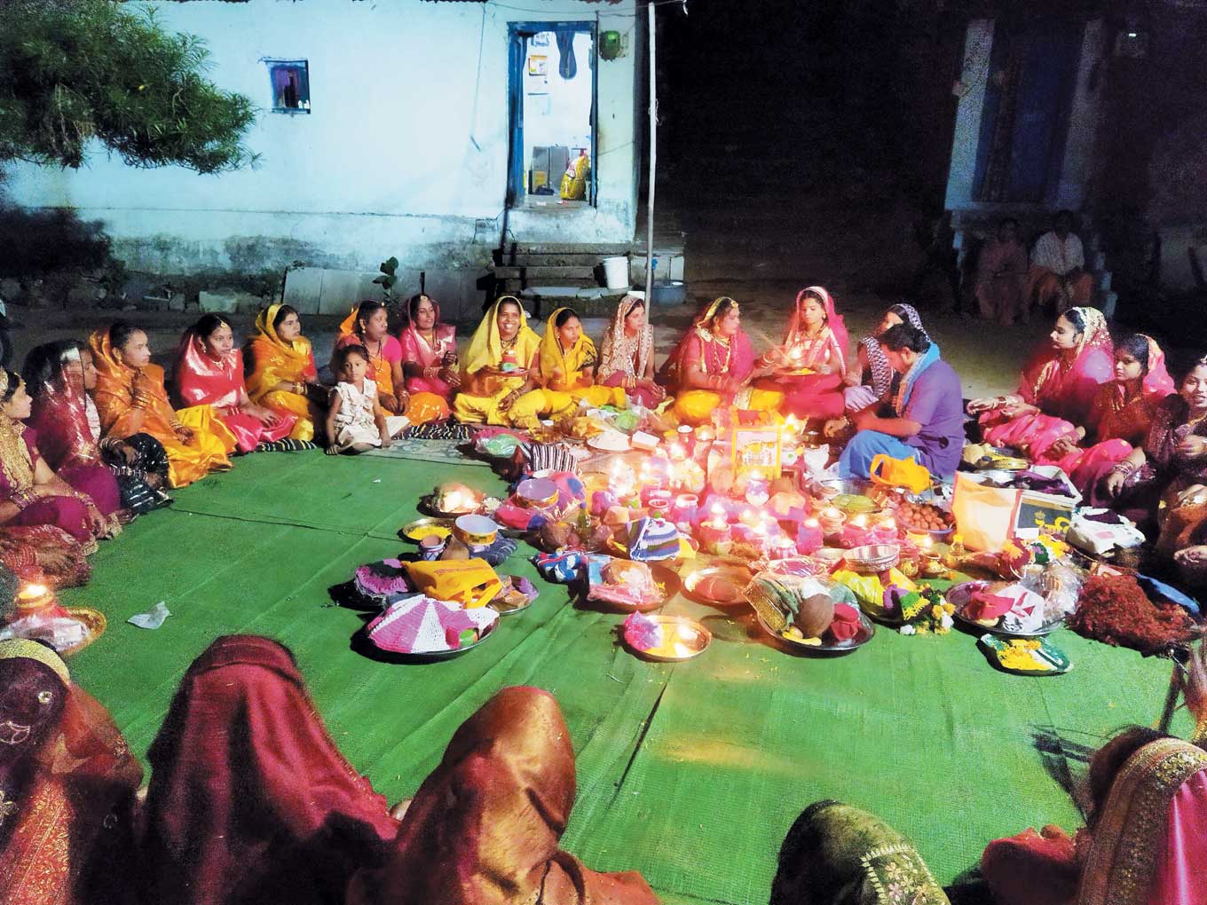 करवा चौथ : नवविवाहिताओं में दिखा उत्साह, चांद को देख तोड़ा व्रत करवा चौथ : नवविवाहिताओं में दिखा उत्साह, चांद को देख तोड़ा व्रत