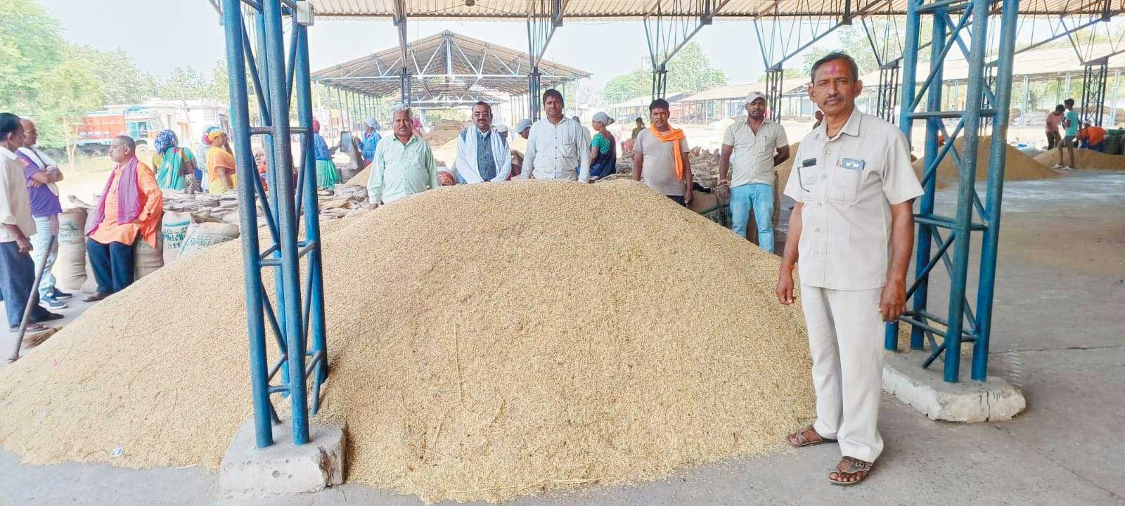 राजिम क्षेत्र में धान खरीदी शुरू पहले दिन रही अच्छी आवक राजिम क्षेत्र में धान खरीदी शुरू पहले दिन रही अच्छी आवक