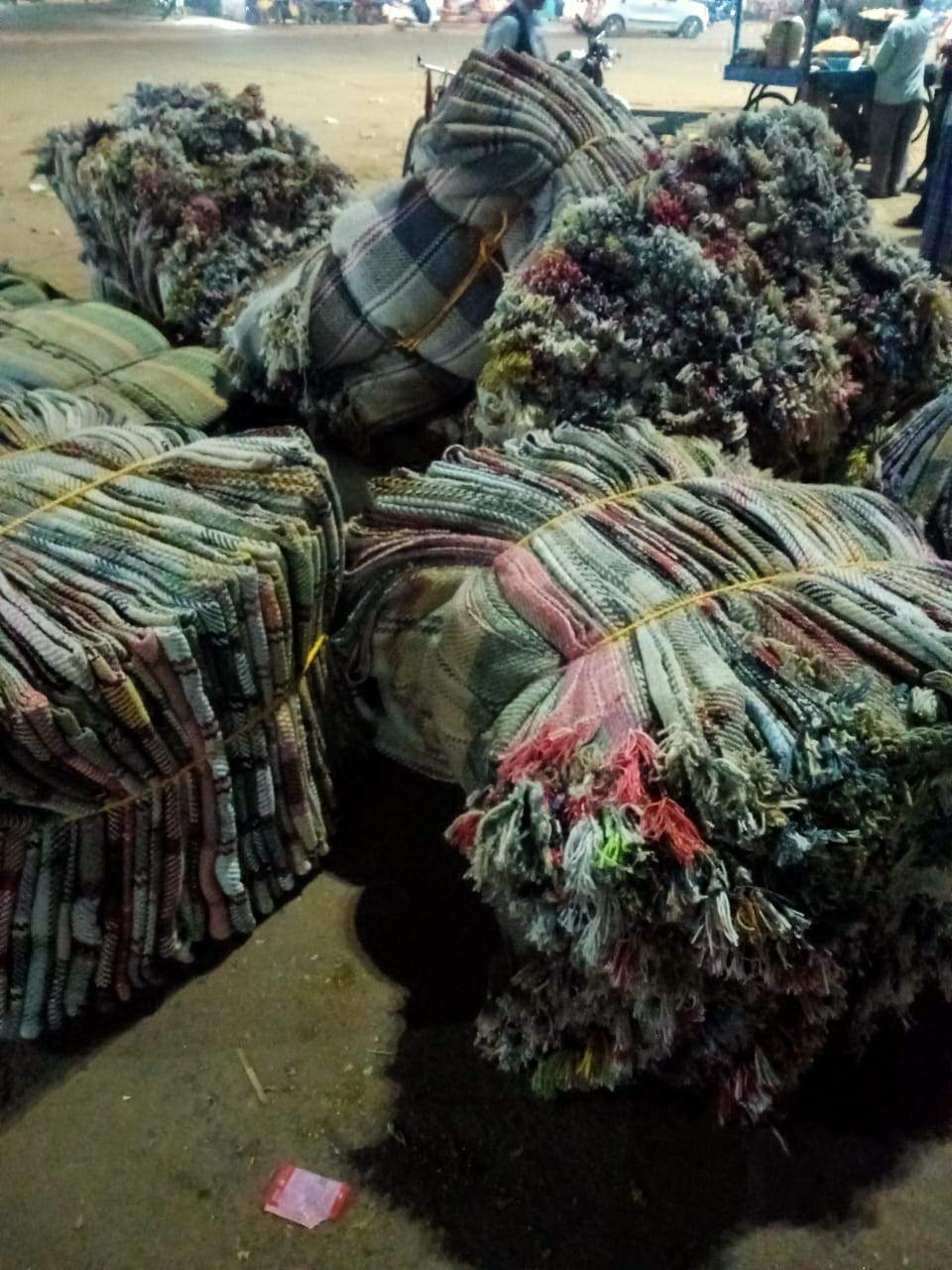 दो वाहनों से 4 लाख नगदी के साथ 400 कंबल जब्त