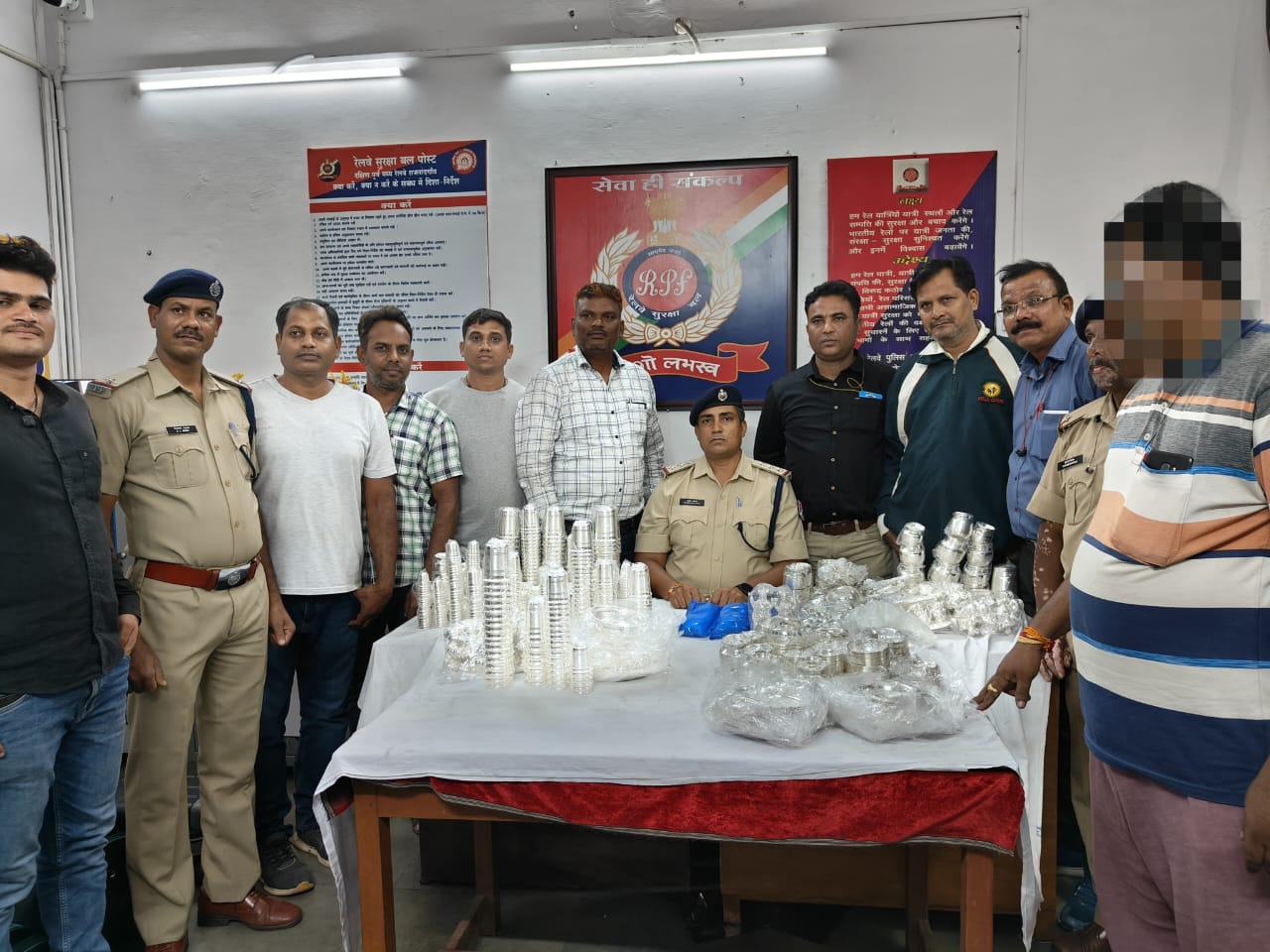 कुर्ला शालीमार एक्सप्रेस में 37 लाख की चांदी बरामद कुर्ला शालीमार एक्सप्रेस में 37 लाख की चांदी बरामद