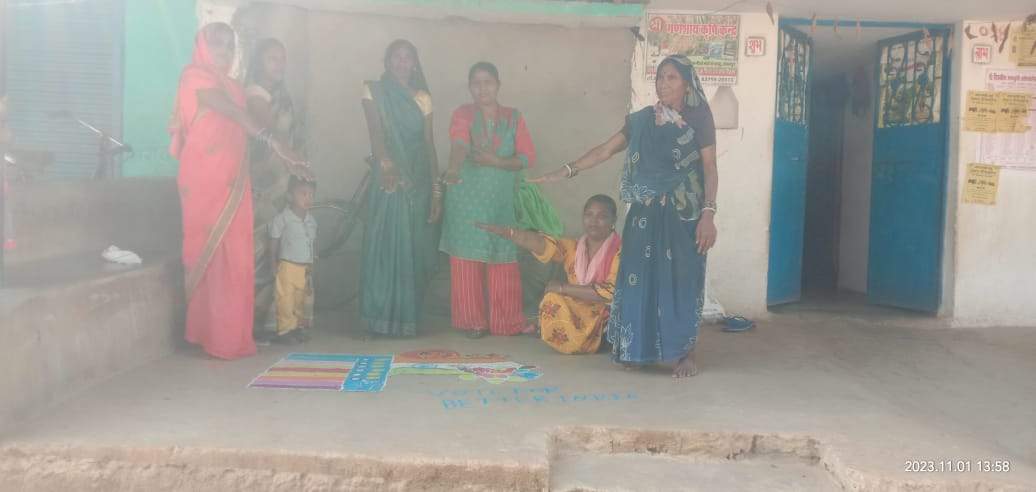 दिव्यांग बालिकाओं और महिलाओं ने रंगोली और करवा सजाकर की मतदान की अपील