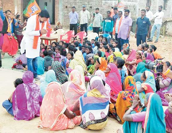 जनसंपर्क करने पहुँचे विक्रांत को युवाओं ने सुनाई समस्या
