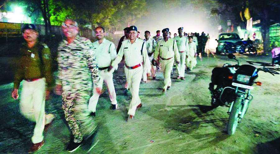 पुलिस का फ्लैग मार्च