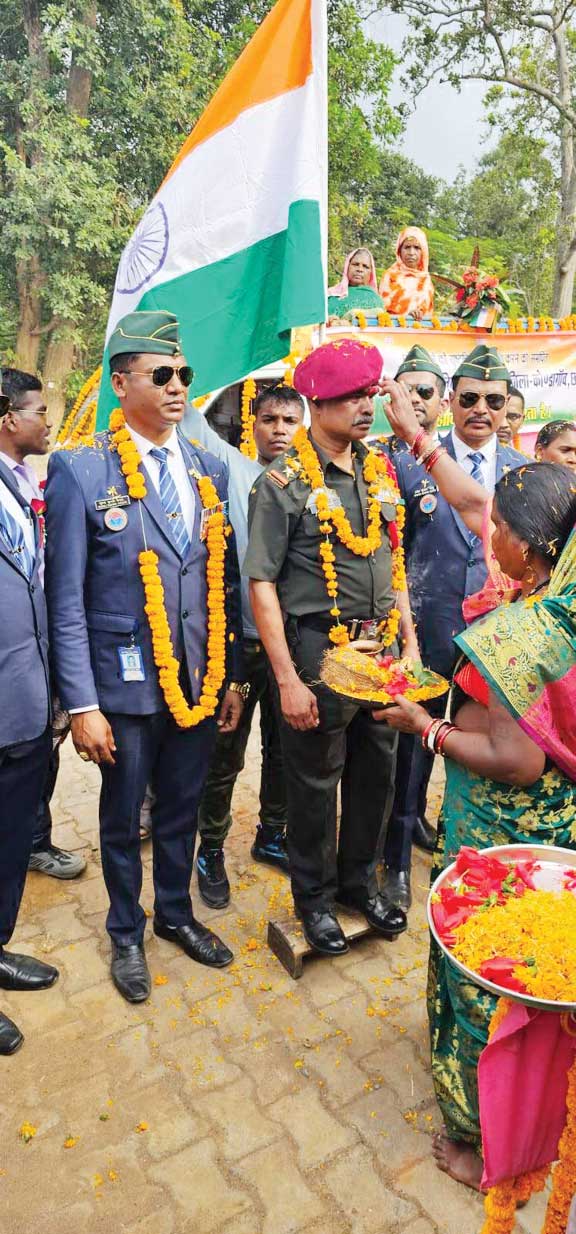 30 साल की नौकरी के बाद घर लौटा फौजी, भव्य स्वागत