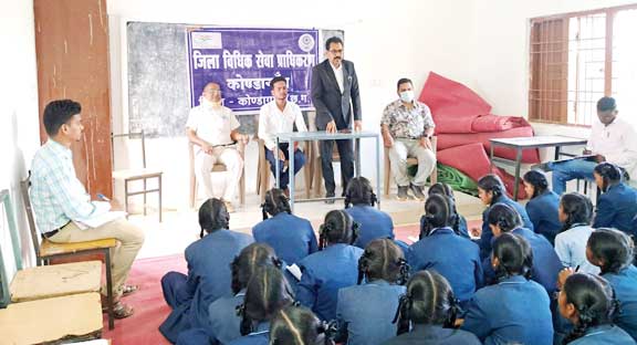  आत्मानंद स्कूल के छात्र- छात्राओं को दी कानूनी जानकारी