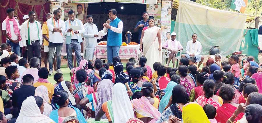 जोर-शोर से प्रचार में जुटे मरकाम