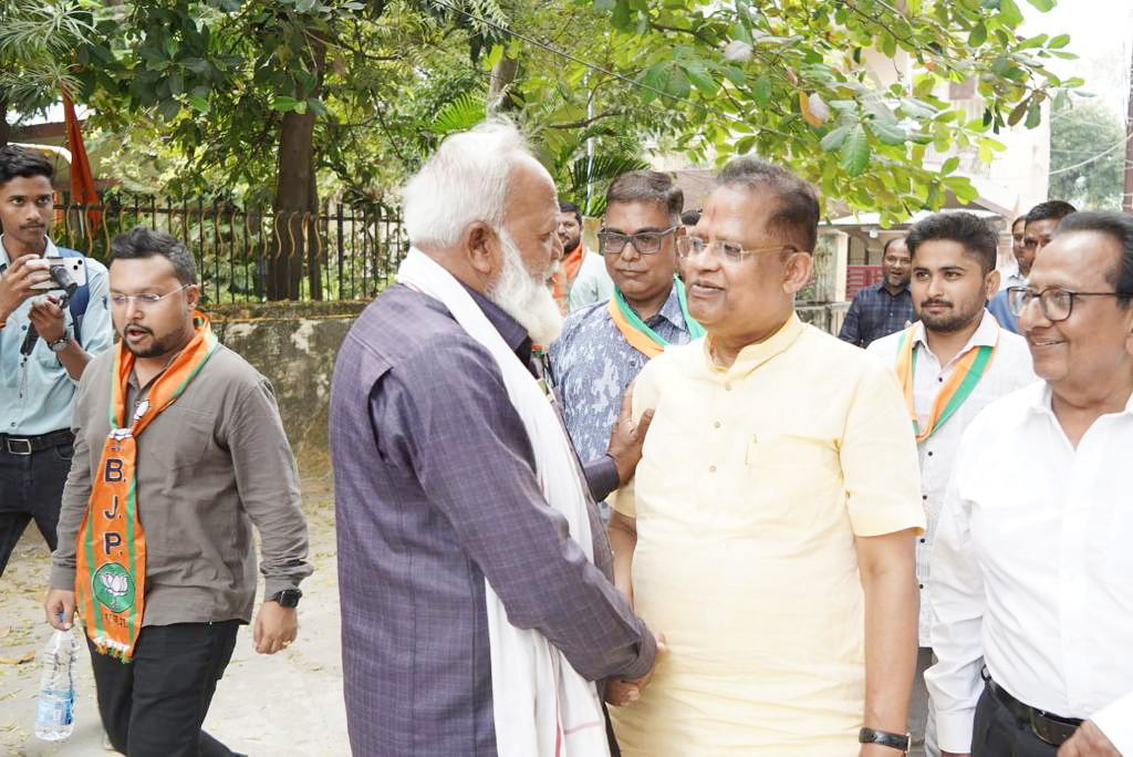 भाजपा दफ्तर में जश्न मना, अमर को जिताने की अपील