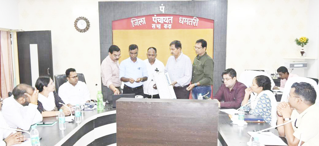 ईवीएम-वीवीपैट के तकनीकी प्रशिक्षण  के लिए अफसरों-कर्मचारियों की कार्यशाला