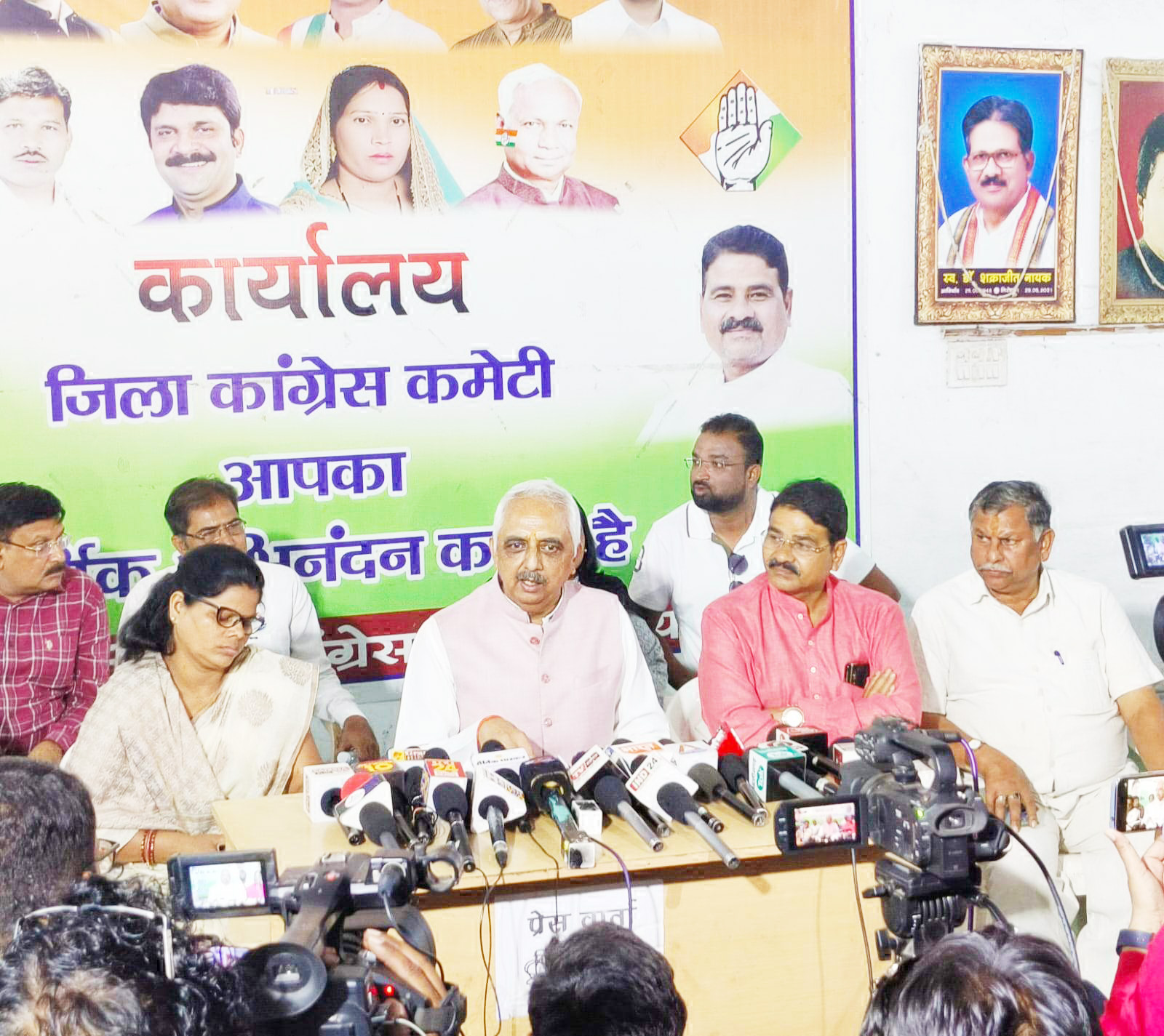 भूपेश ही होंगे अगले सीएम, दूर-दूर तक कोई वैकेंसी नहीं- अखिलेश प्रताप सिंह भूपेश ही होंगे अगले सीएम, दूर-दूर तक कोई वैकेंसी नहीं- अखिलेश प्रताप सिंह