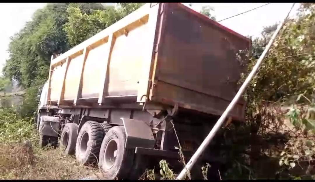 घर की बाड़ी में घुसा ट्रेलर घर की बाड़ी में घुसा ट्रेलर