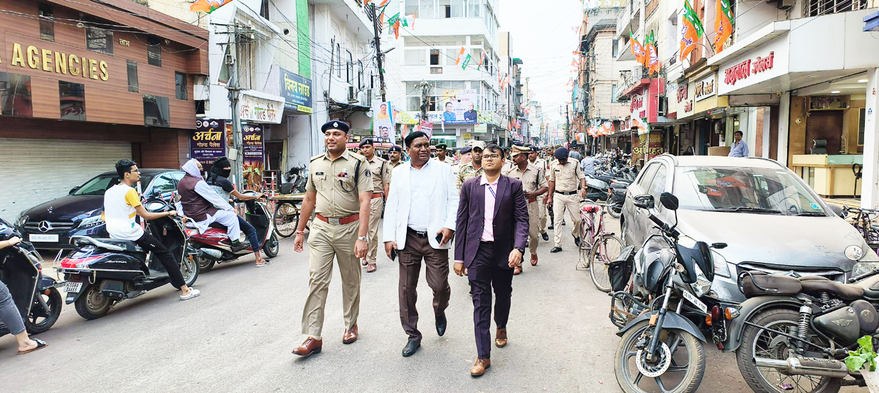 अफसरों ने शहर में निकाला फ्लैग मार्च अफसरों ने शहर में निकाला फ्लैग मार्च