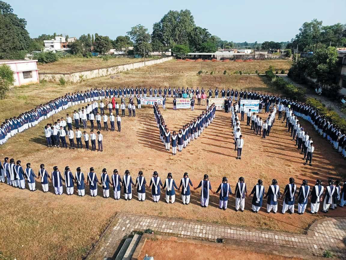 मानव श्रृंखला बनाकर मतदान करने किया प्रेरित
