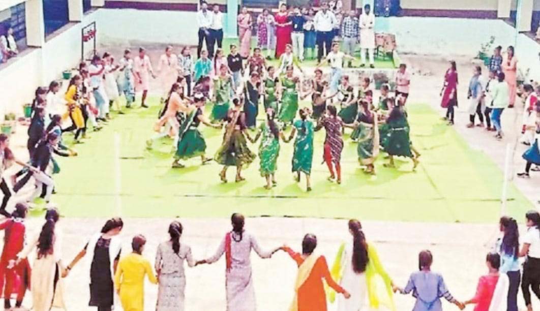 कन्या महाविद्यालय में सुआ नृत्य  