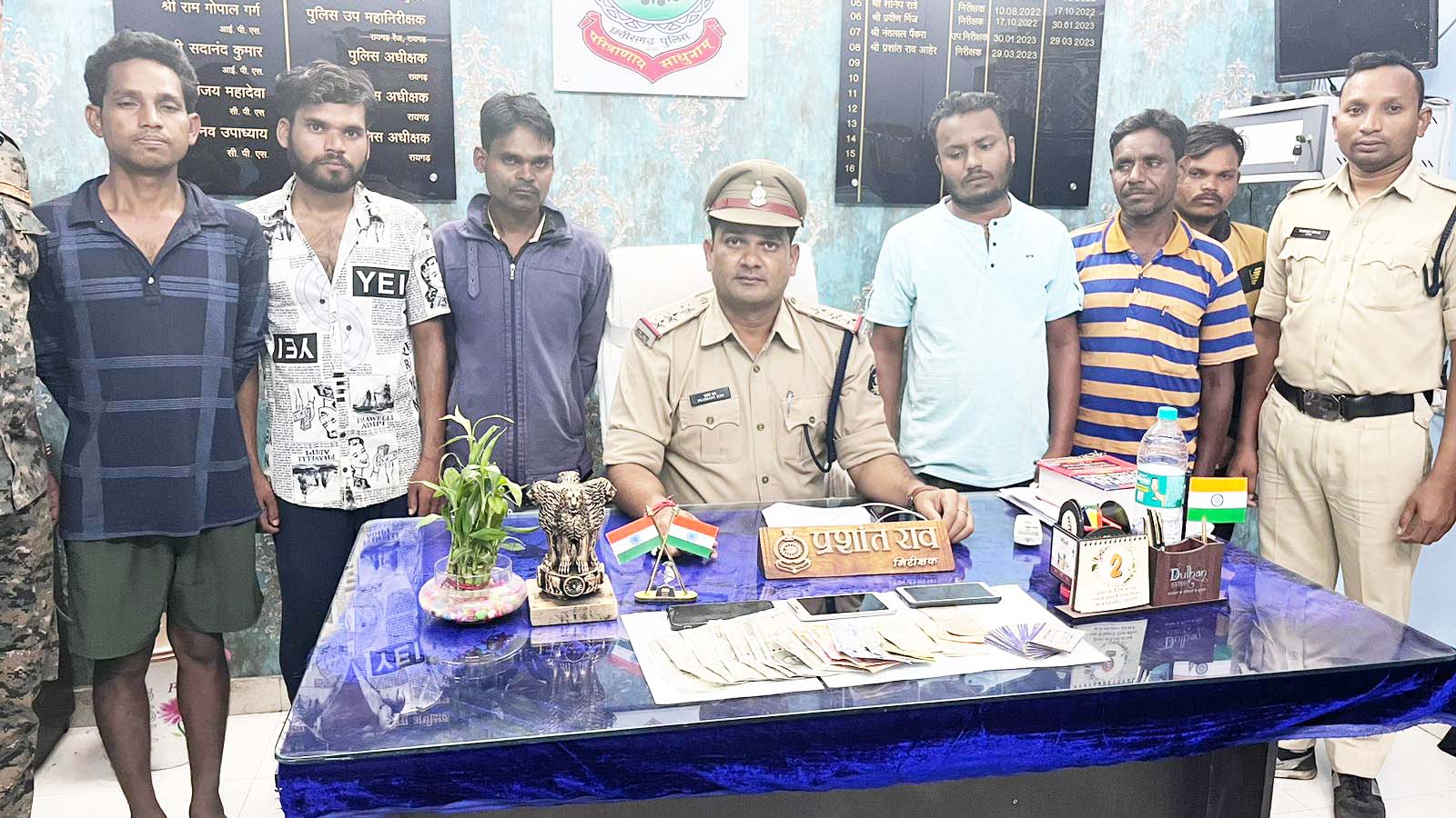 6 जुआरी पकड़ाए, 3 मोबाइल-नगदी जब्त 6 जुआरी पकड़ाए, 3 मोबाइल-नगदी जब्त