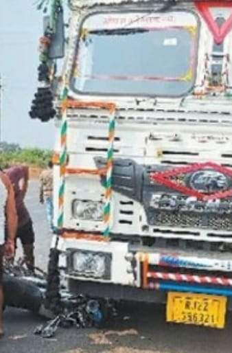 सडक़ हादसे में बाइक सवार 30 मीटर तक घसीटाया, खोया पैर  