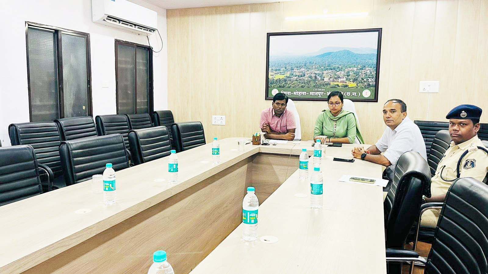 कलेक्टर-एसपी ने गढ़चिरौली के अफसरों से मिलकर चुनाव को लेकर बनाई रणनीति कलेक्टर-एसपी ने गढ़चिरौली के अफसरों से मिलकर चुनाव को लेकर बनाई रणनीति