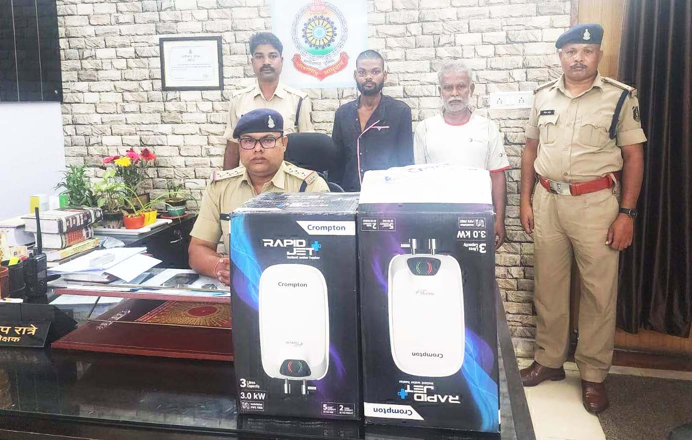दुकान के डिस्पले में लगे गीजर चुराए, 2 गिरफ्तार दुकान के डिस्पले में लगे गीजर चुराए, 2 गिरफ्तार