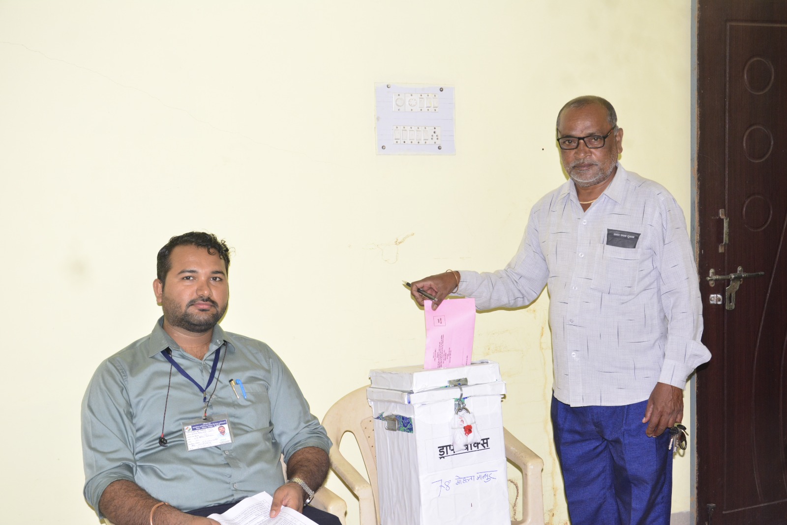 विस चुनाव कार्य में लगे कर्मियों ने किया डाक मतपत्र से मतदान विस चुनाव कार्य में लगे कर्मियों ने किया डाक मतपत्र से मतदान