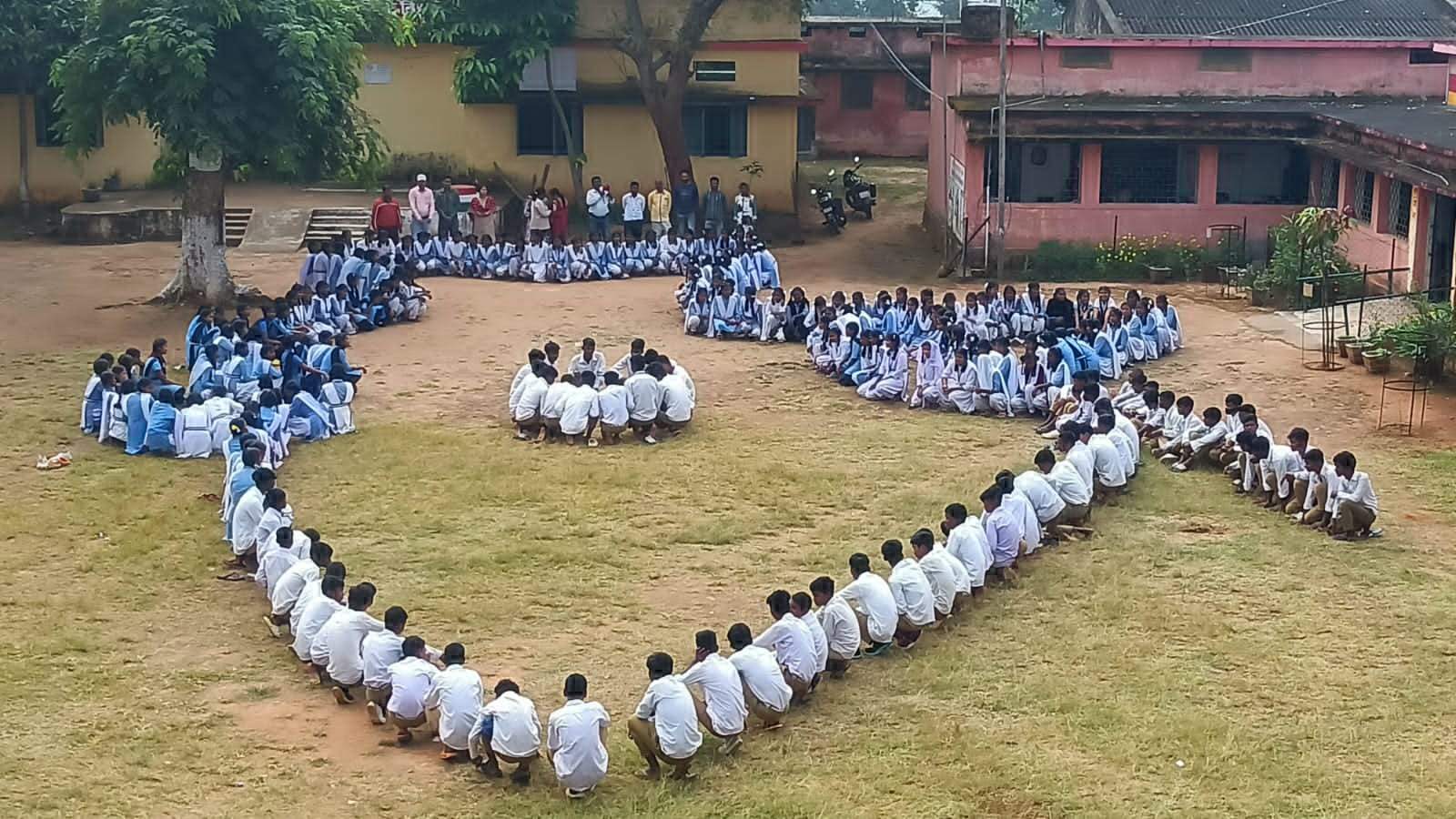 स्वीप गतिविधियों के तहत छात्र-छात्राओं ने बनाई मानव श्रृंखला  