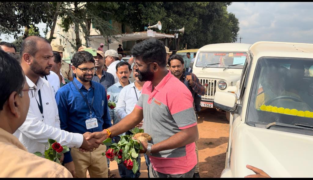 कलेक्टर-एसपी ने गुलाब फूल भेंटकर मतदान दलों को किया रवाना