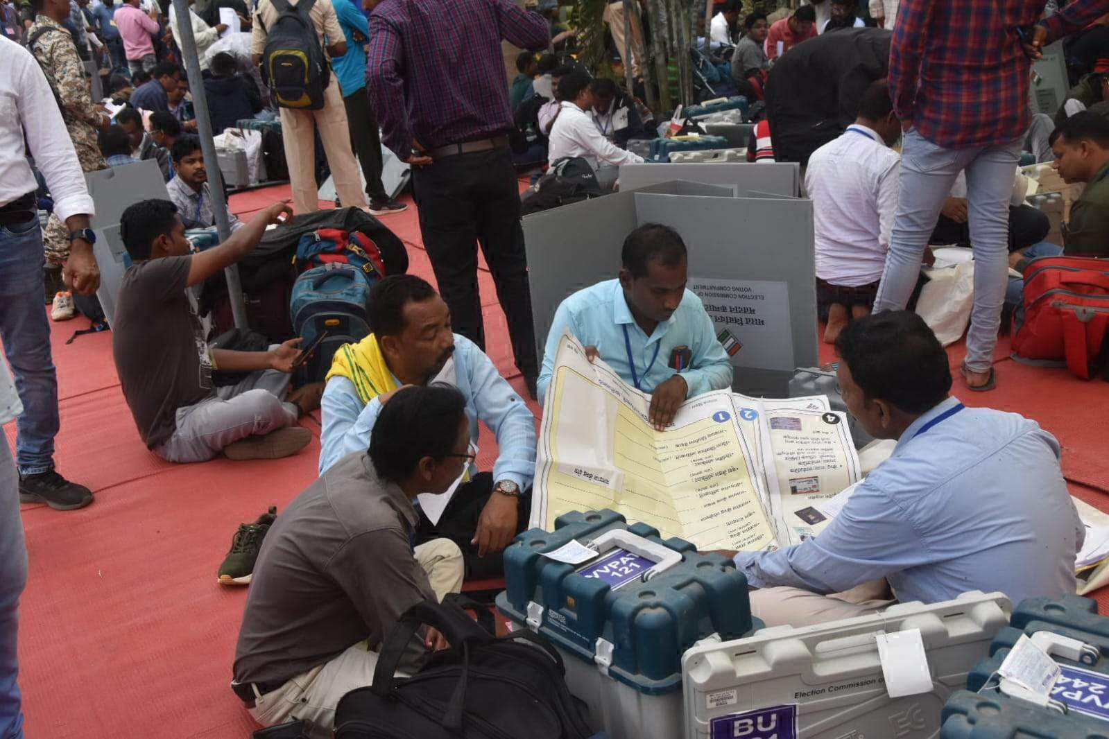 कड़ी सुरक्षा के बीच मतदान दल रवाना