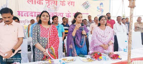 लोक नृत्य के रंग-मतदान संकल्प के संग जागरूकता