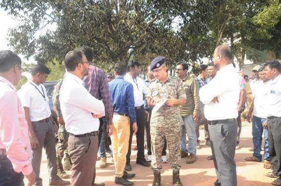 कलेक्टर-एसपी ने गुलाब फूल भेंटकर मतदान दलों को किया रवाना