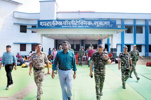 कड़ी सुरक्षा के बीच मतदान दल रवाना