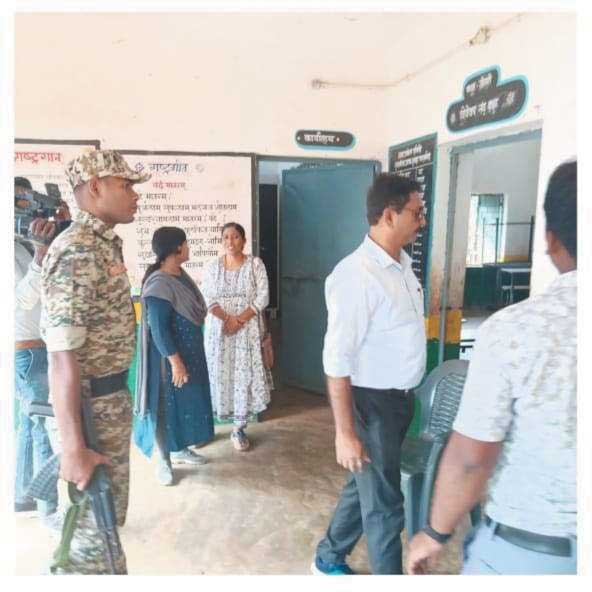 आब्जर्वर तापस ने मतदान केंद्रों का किया निरीक्षण