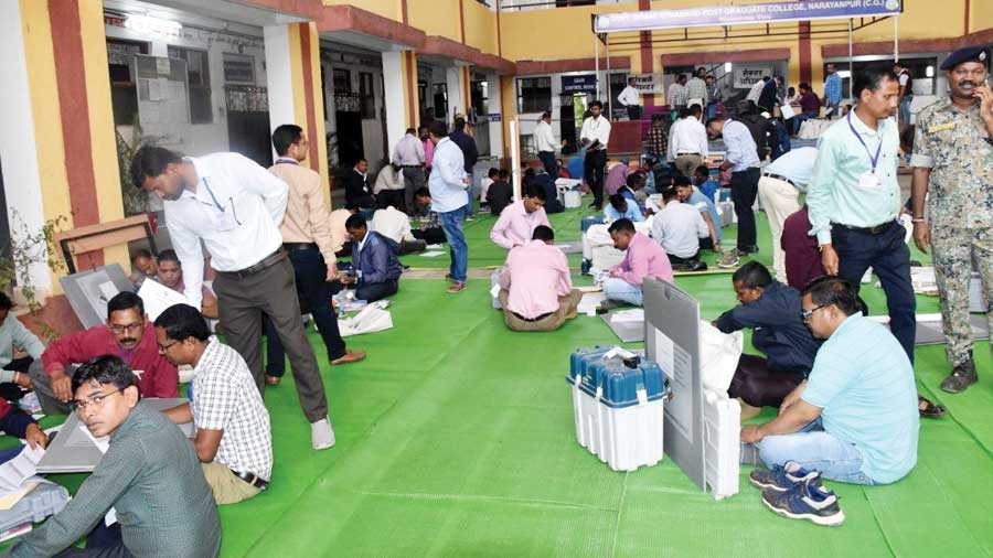 मतदान दल सामग्री लेकर रवाना