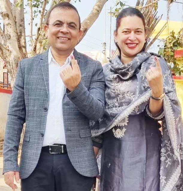 कलेक्टर ने पत्नी संग डाला वोट कलेक्टर ने पत्नी संग डाला वोट