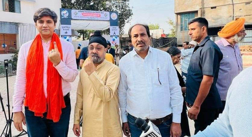 नेताओं से लेकर अफसरों ने भी डाले वोट